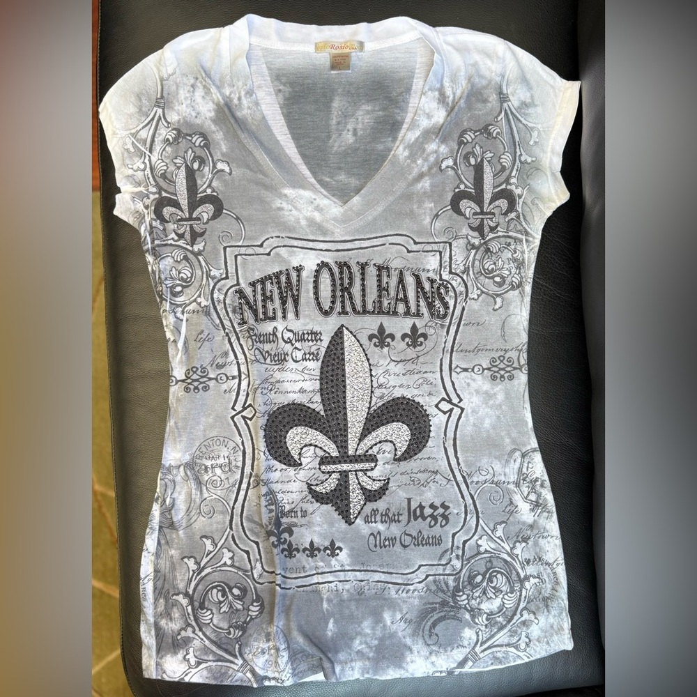 New Orleans Graphic V-Neck Tee - Gray & Black (Medium)